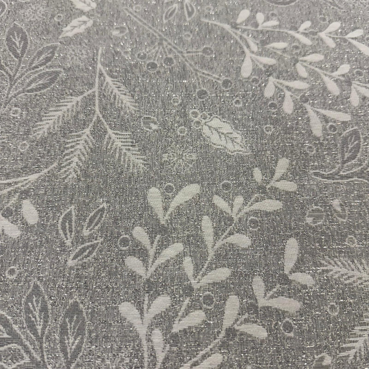 Winterläufer Gobelin – Zweig in Silber | Winterdeko Läufer von Wimpelberg