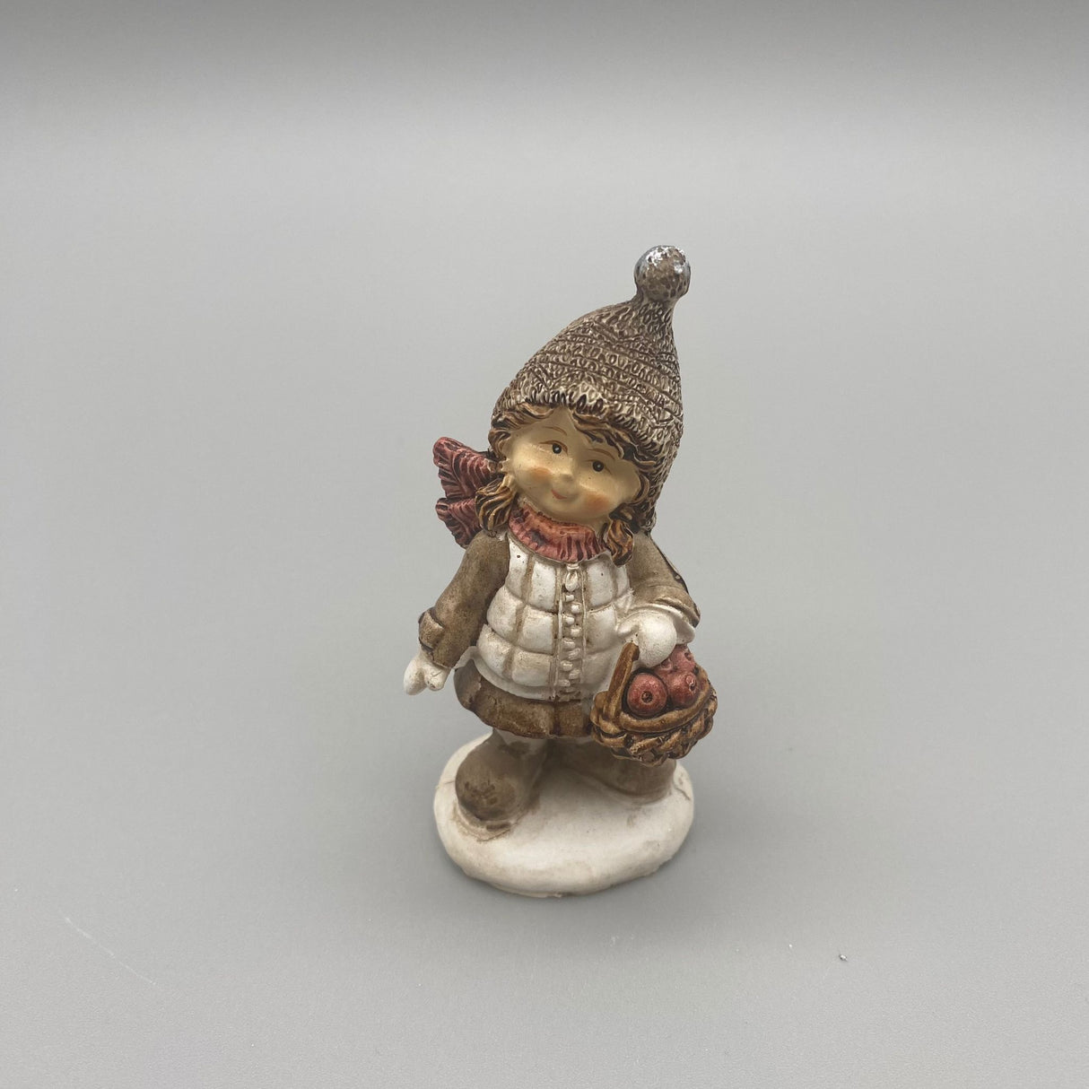 Deko Kinderfigur – 8 cm aus Kunststein, handbemalt | Winter Dekofigur Kind mit Korb von Wimpelberg