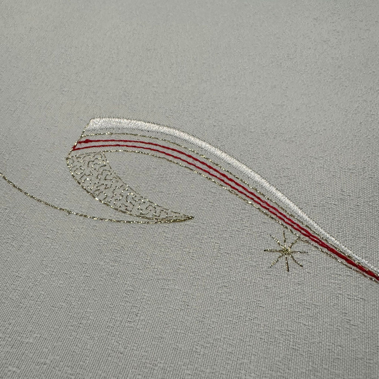 Weihnachtsdecke Plauener Spitze 85x85 cm – Creme-Grün mit Goldenen Glocken von Wimpelberg