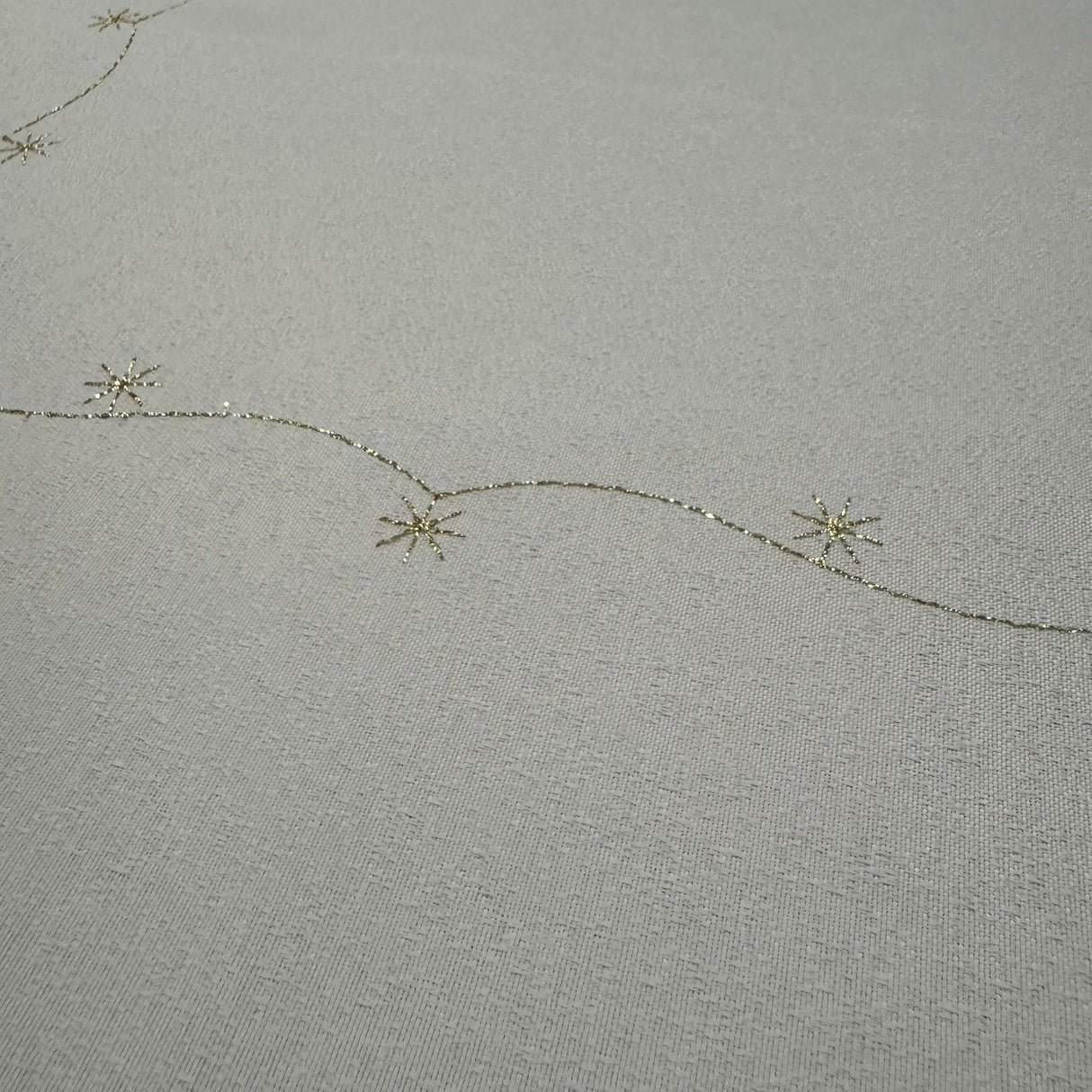 Weihnachtsdecke Plauener Spitze 85x85 cm – Creme-Grün mit Goldenen Glocken von Wimpelberg