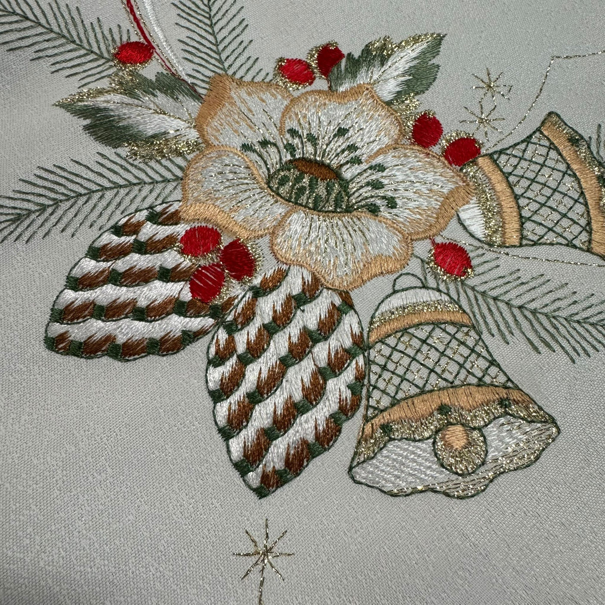 Weihnachtsdecke Plauener Spitze 85x85 cm – Creme-Grün mit Goldenen Glocken von Wimpelberg