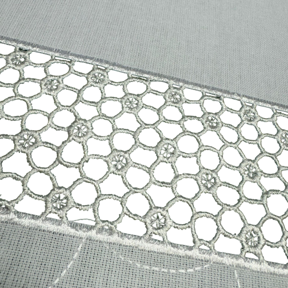 Plauener Spitze Tischdecke 85x85 cm – Elegante Wollweiß-Farbe von Wimpelberg