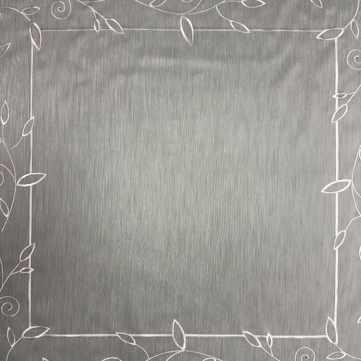 Plauener Spitze Decke mit Rankenverzierung – Wollweiß für ein elegantes Zuhause von Wimpelberg