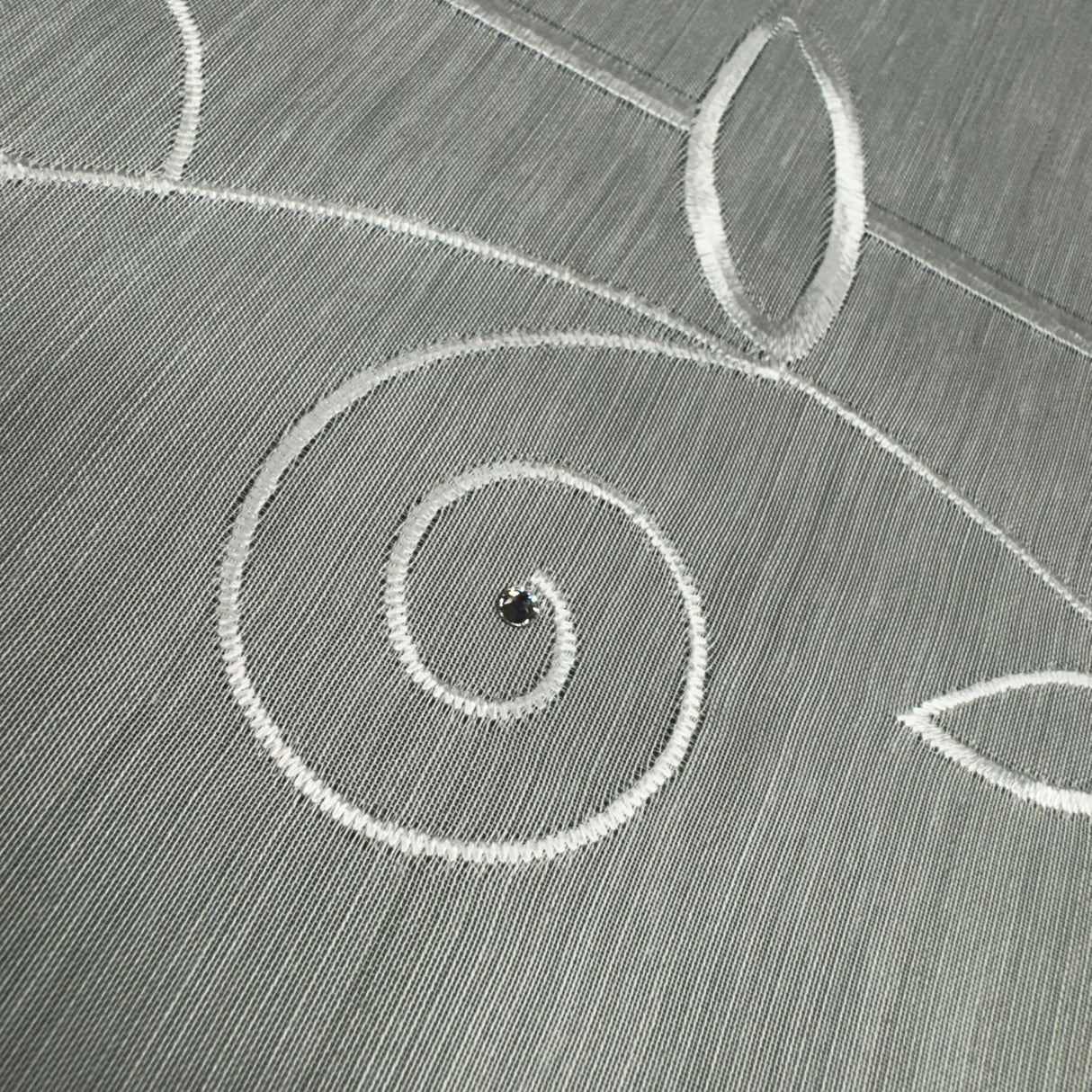 Plauener Spitze Decke mit Rankenverzierung – Wollweiß für ein elegantes Zuhause von Wimpelberg