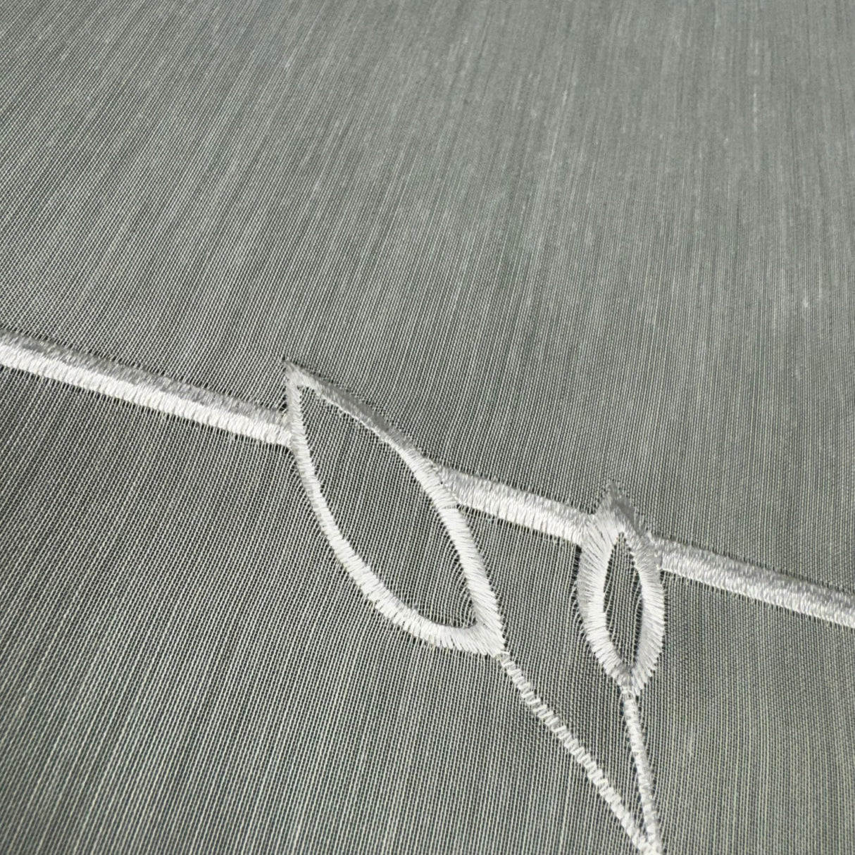 Plauener Spitze Decke mit Rankenverzierung – Wollweiß für ein elegantes Zuhause von Wimpelberg