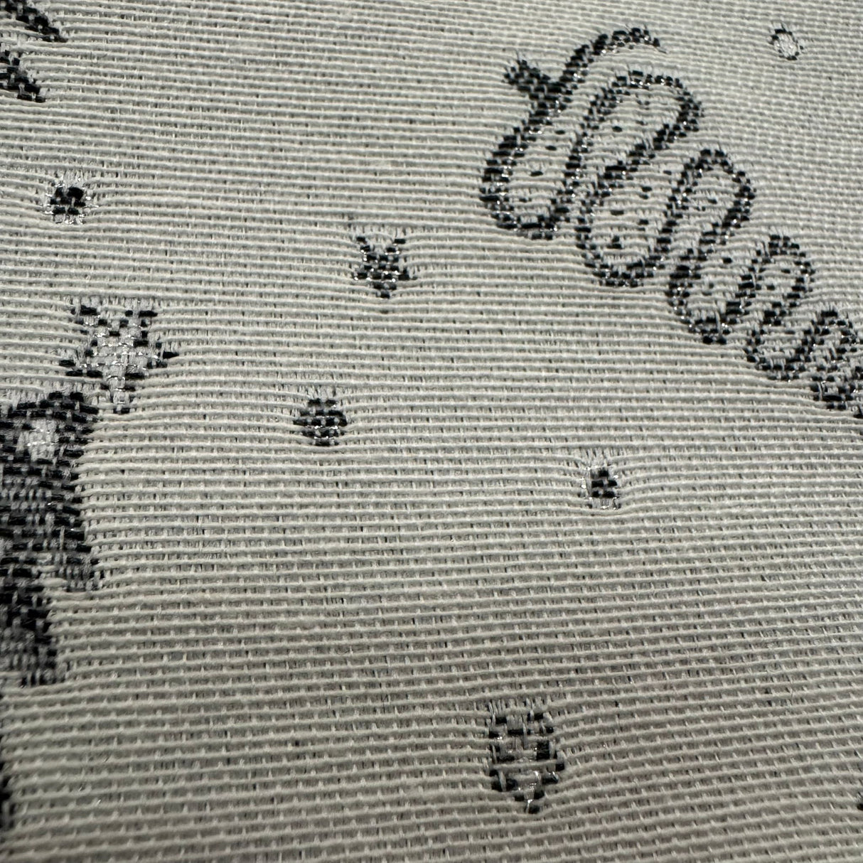 Weihnachtsläufer "Sturm" – Grau mit kleinen Weihnachtsbäumen | Weihnachten von Wimpelberg