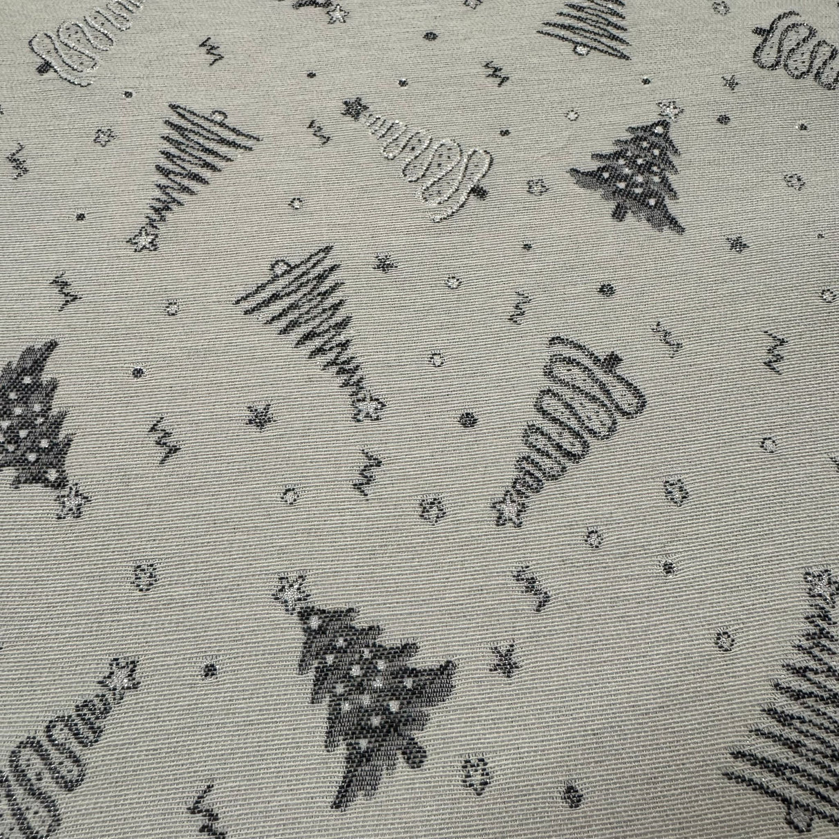 Weihnachtsläufer "Sturm" – Grau mit kleinen Weihnachtsbäumen | Weihnachten von Wimpelberg