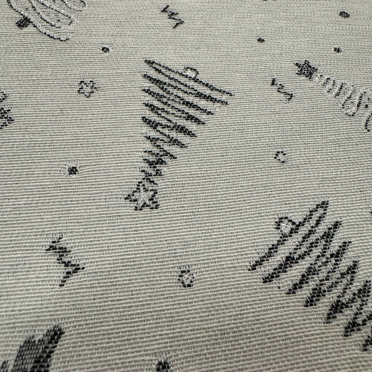 Weihnachtsläufer "Sturm" – Grau mit kleinen Weihnachtsbäumen | Weihnachten von Wimpelberg