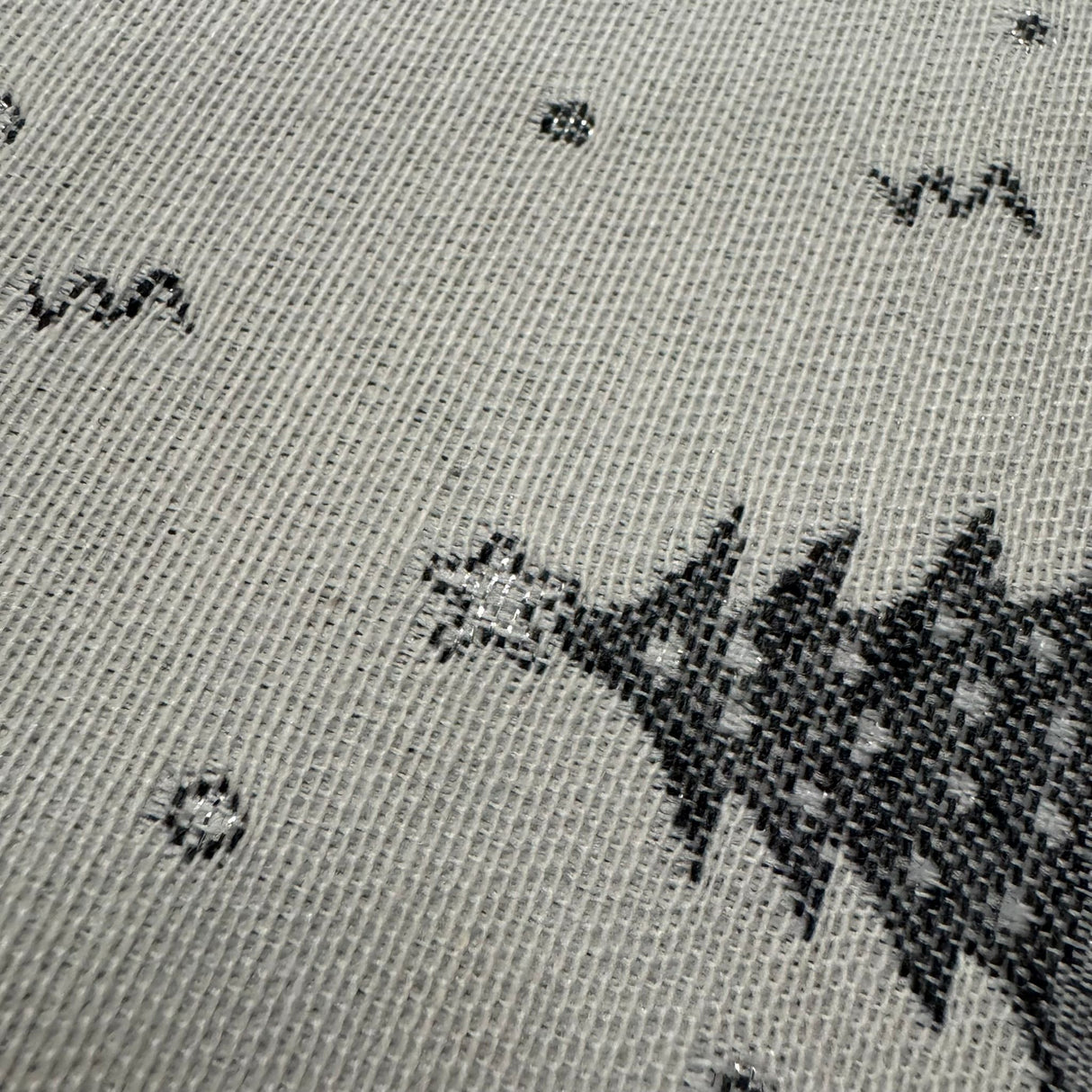 Weihnachtsdecke "Sturm" 100x100 cm – Grau mit Weihnachtsbäumen von Wimpelberg