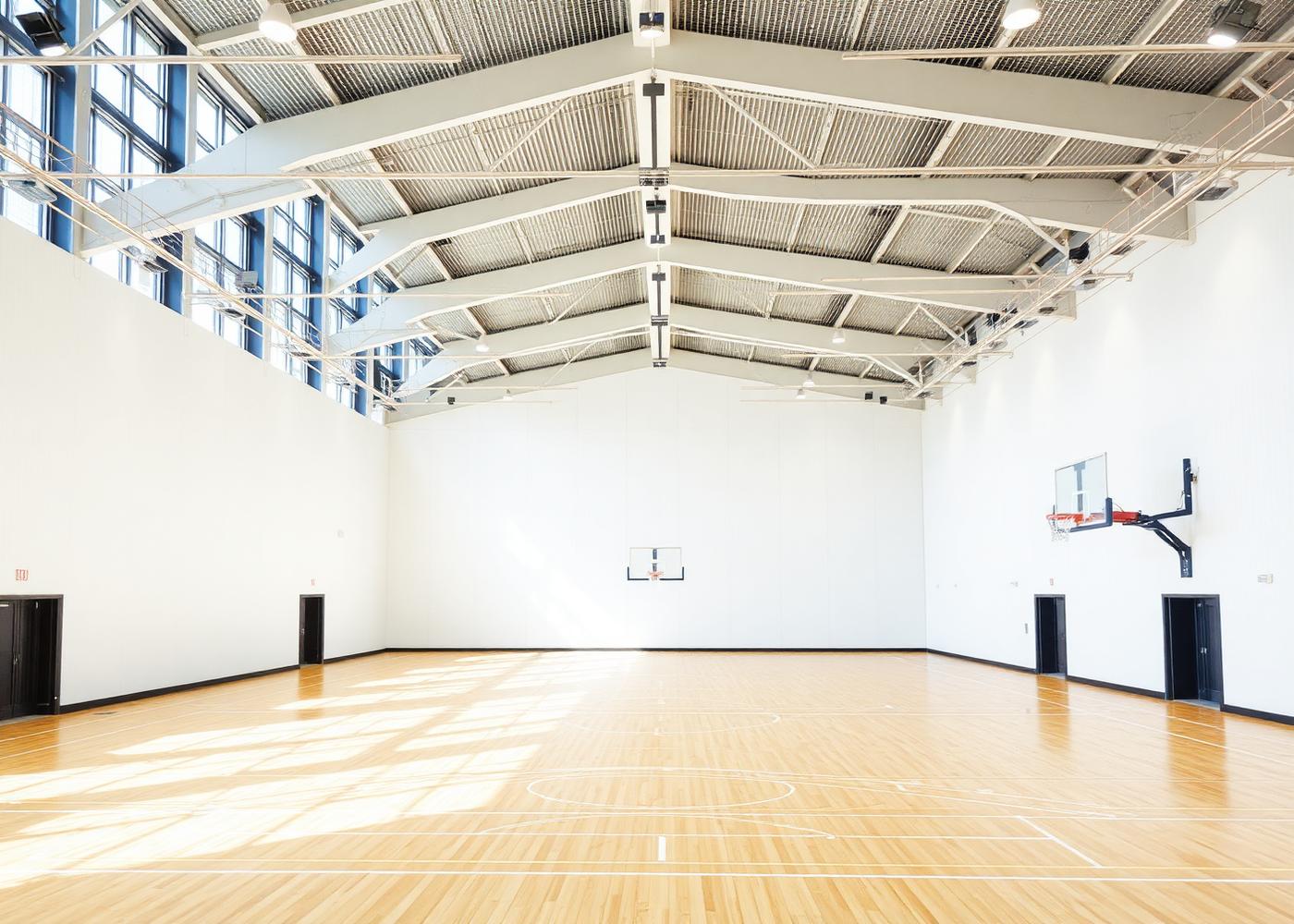 Sporthalle mit Prallwandsystem