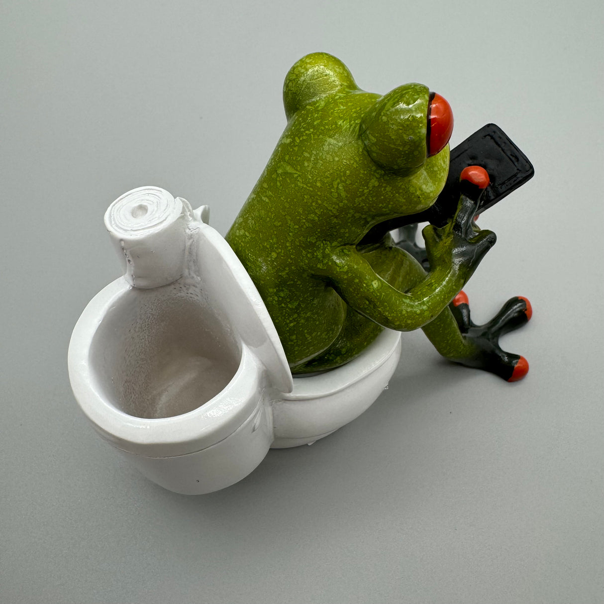 Witzige Frosch-Dekofigur auf Toilette: 13cm, Hellgrün, Handbemalt, Kunststein   von Wimpelberg