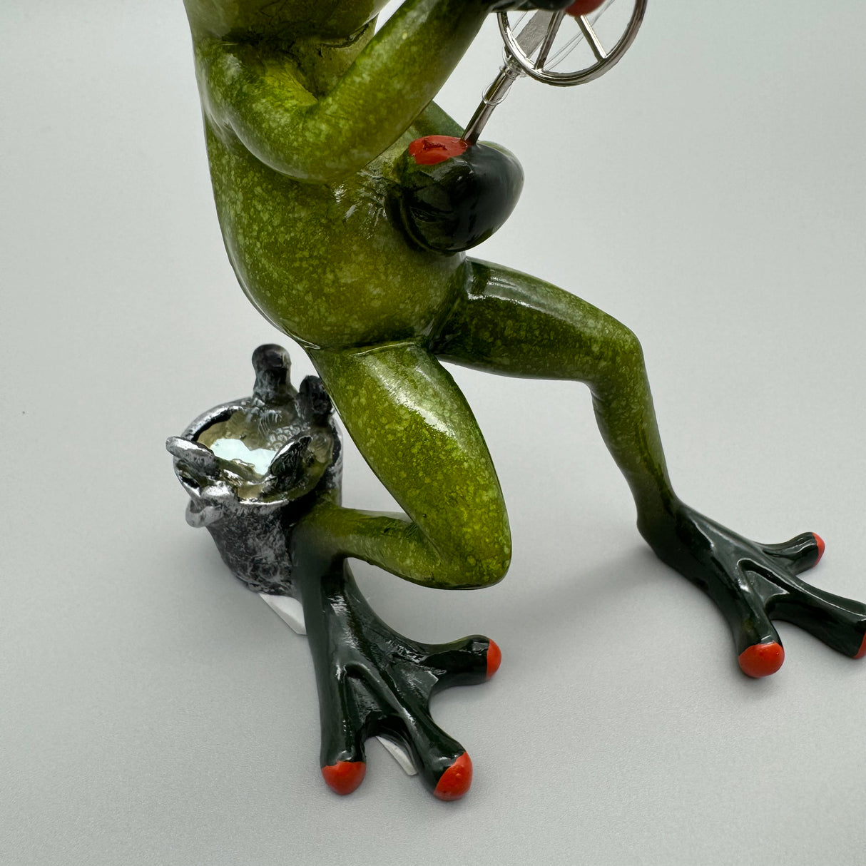 Lustige Frösche Figur: Frosch Angler mit Fisch – 15 cm aus Kunststein   von Wimpelberg