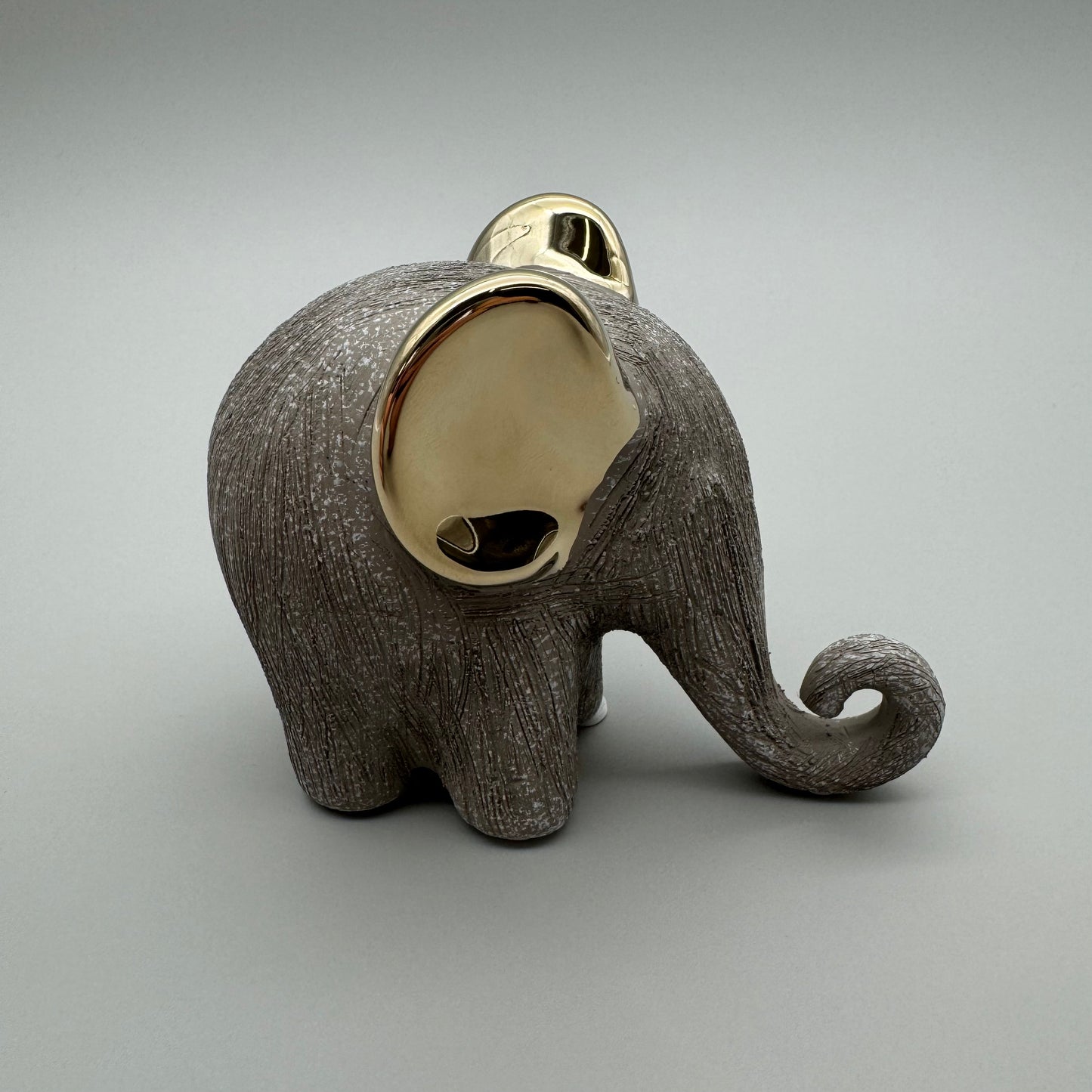 Stilvoller Elefant: 12 cm, Keramik, matte reliefierte Oberfläche, goldene Elemente   von Wimpelberg