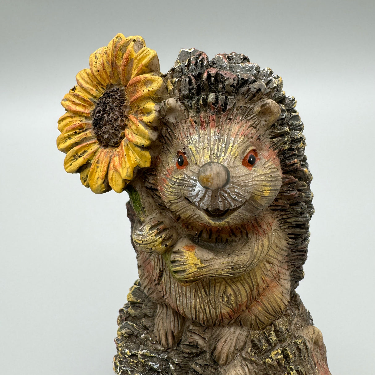 Igelpaar mit Sonnenblume 18 cm – Handgefertigte Deko aus Kunststein | Herbstdeko   von Wimpelberg