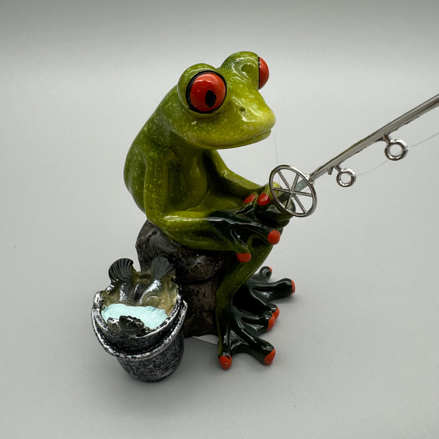 Lustige Frösche Figur: Frosch Angler mit Fisch – 15 cm aus Kunststein   von Wimpelberg