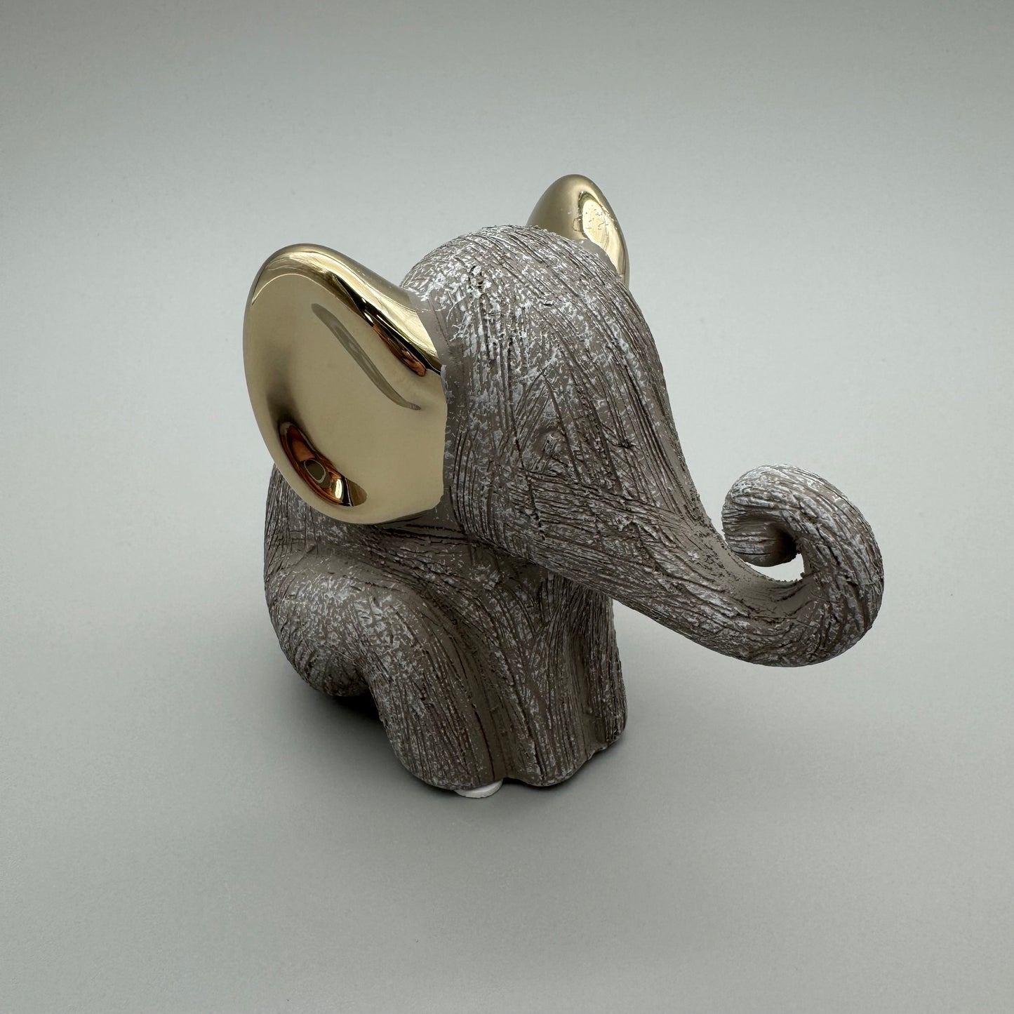 Stilvoller Elefant: 12 cm, Keramik, matte reliefierte Oberfläche, goldene Elemente   von Wimpelberg