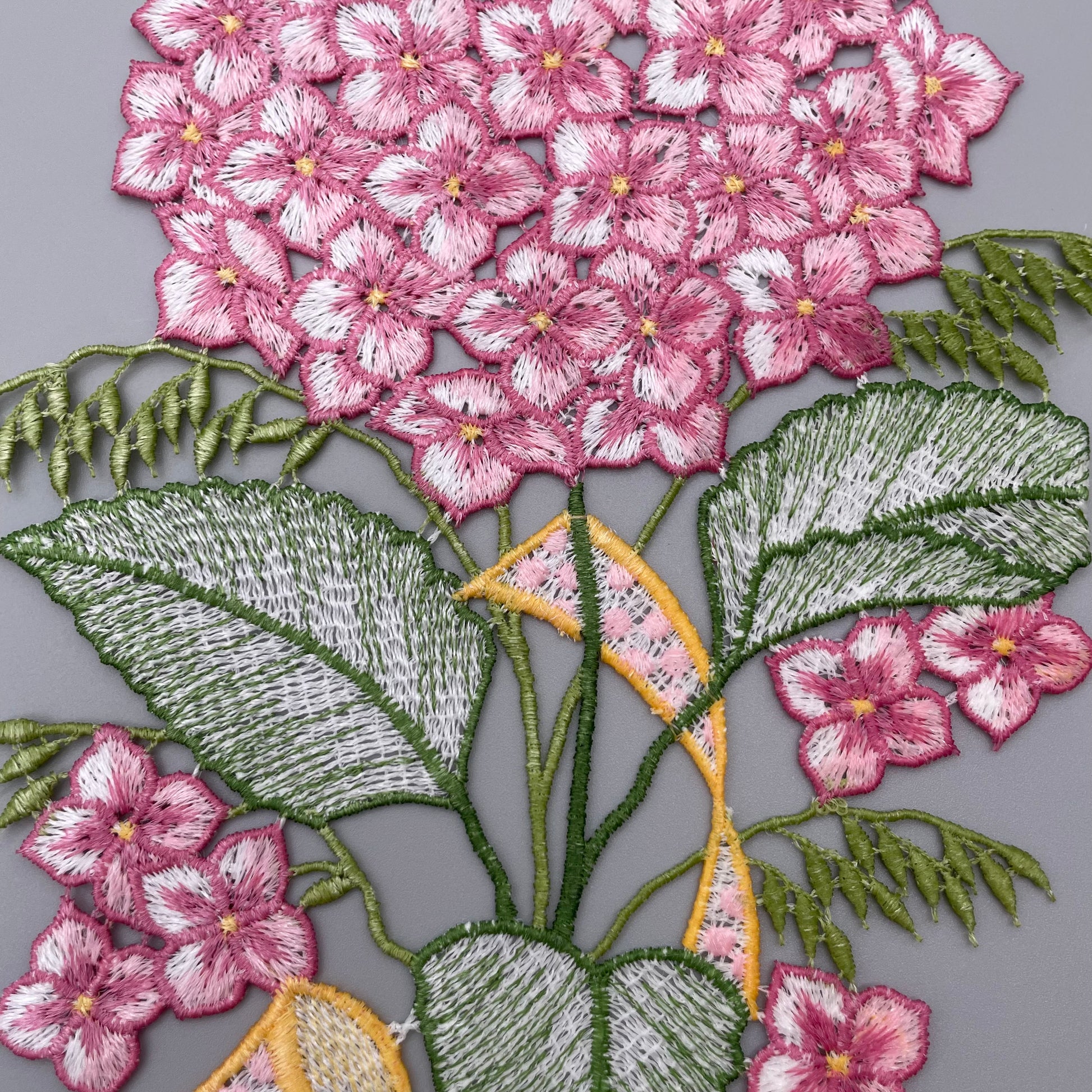 Fensterbild Hortensie pink | Plauener Spitze Fensterbild | Deko für den Sommer   von Wimpelberg