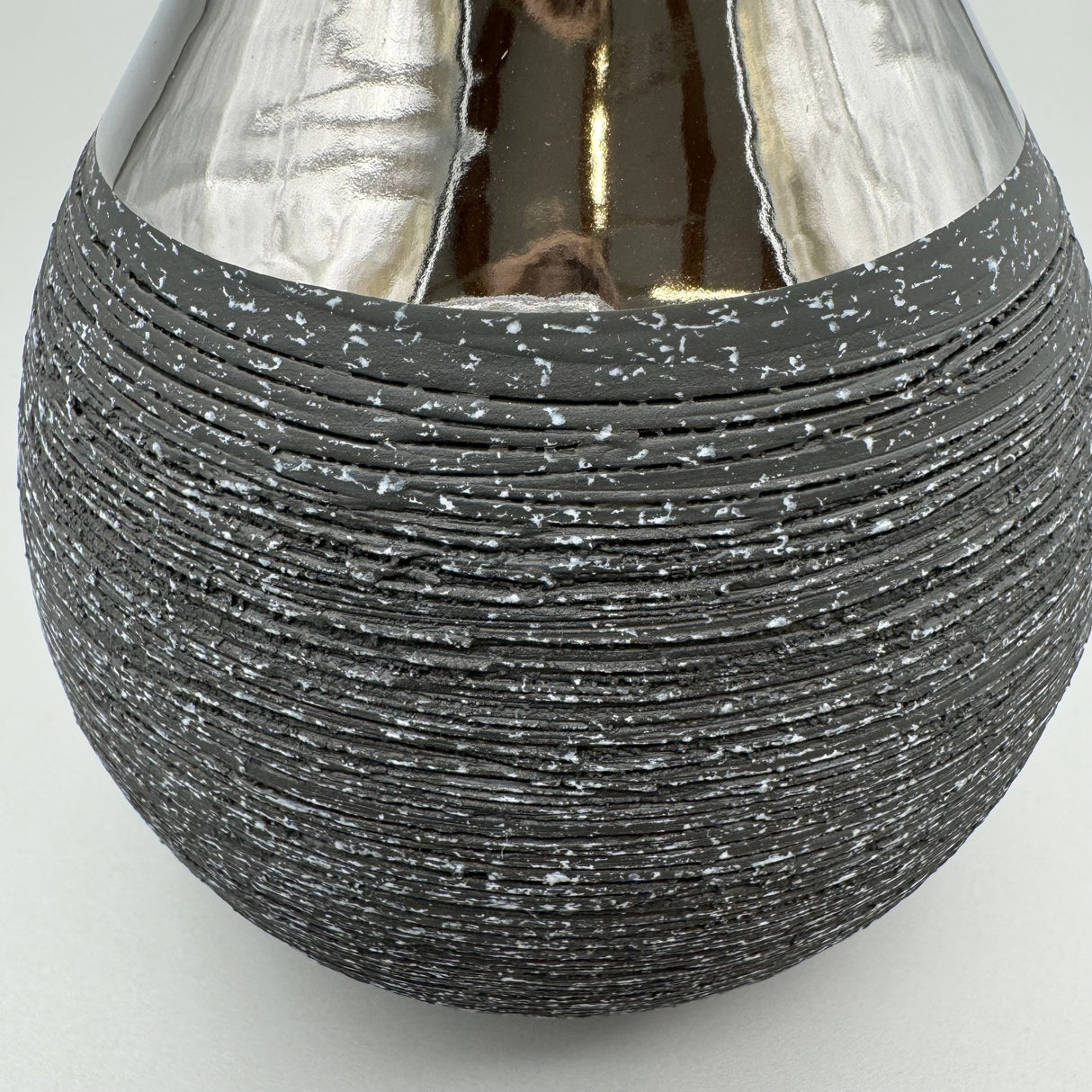 Deko Vase 10x13 cm – Anthrazit-Silber Keramik mit Relief | Moderne Vase   von Wimpelberg