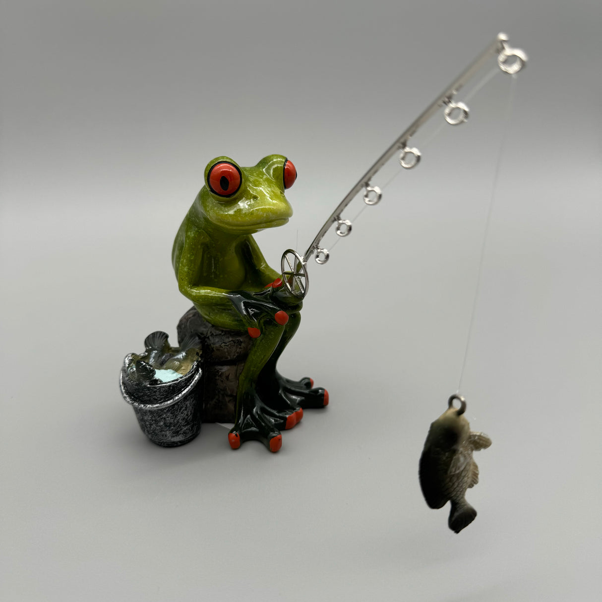 Lustige Frösche Figur: Frosch Angler mit Fisch – 15 cm aus Kunststein  Sitzender Frosch von Wimpelberg