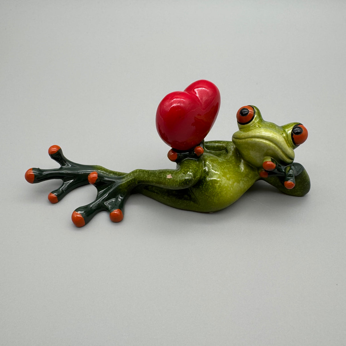 Dekofiguren Frösche mit Herzen – Formano Froschhausen aus Kunststein Frosch liegend von Wimpelberg