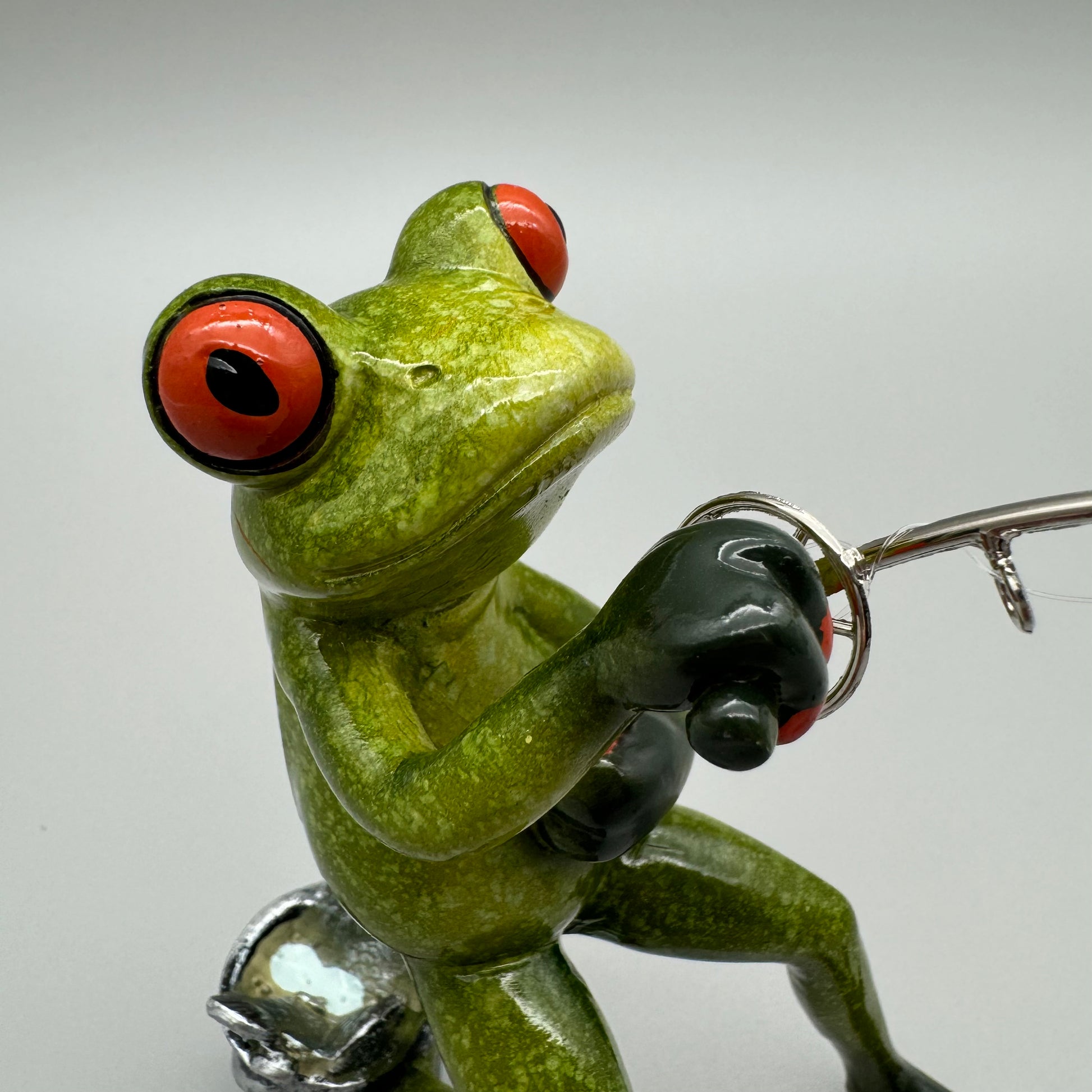 Lustige Frösche Figur: Frosch Angler mit Fisch – 15 cm aus Kunststein   von Wimpelberg