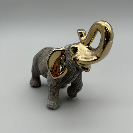 Charmant verzierter Elefant: Keramik, matte reliefierte Oberfläche, goldene Elemente   von Wimpelberg