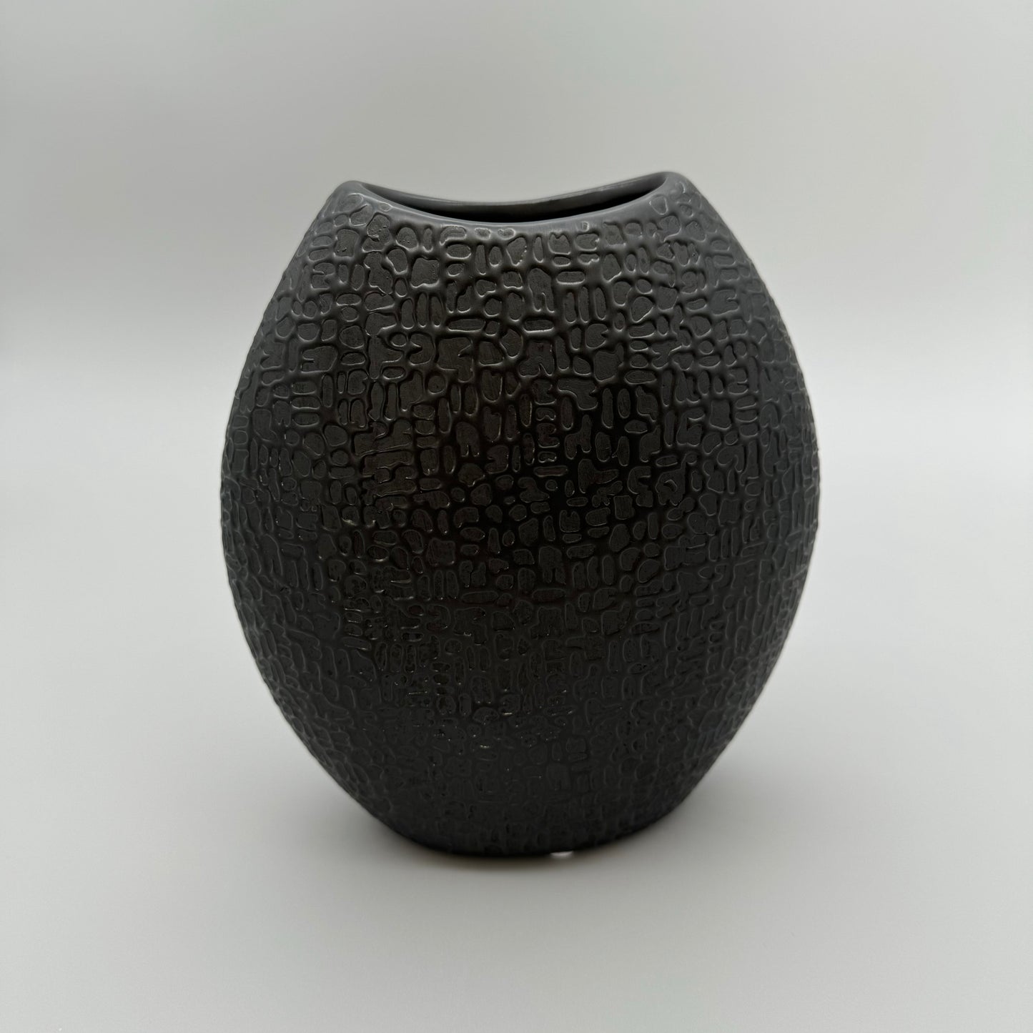 Elegante Keramikvase Schwarz-Matt: Handverziert  14x16cm von Wimpelberg