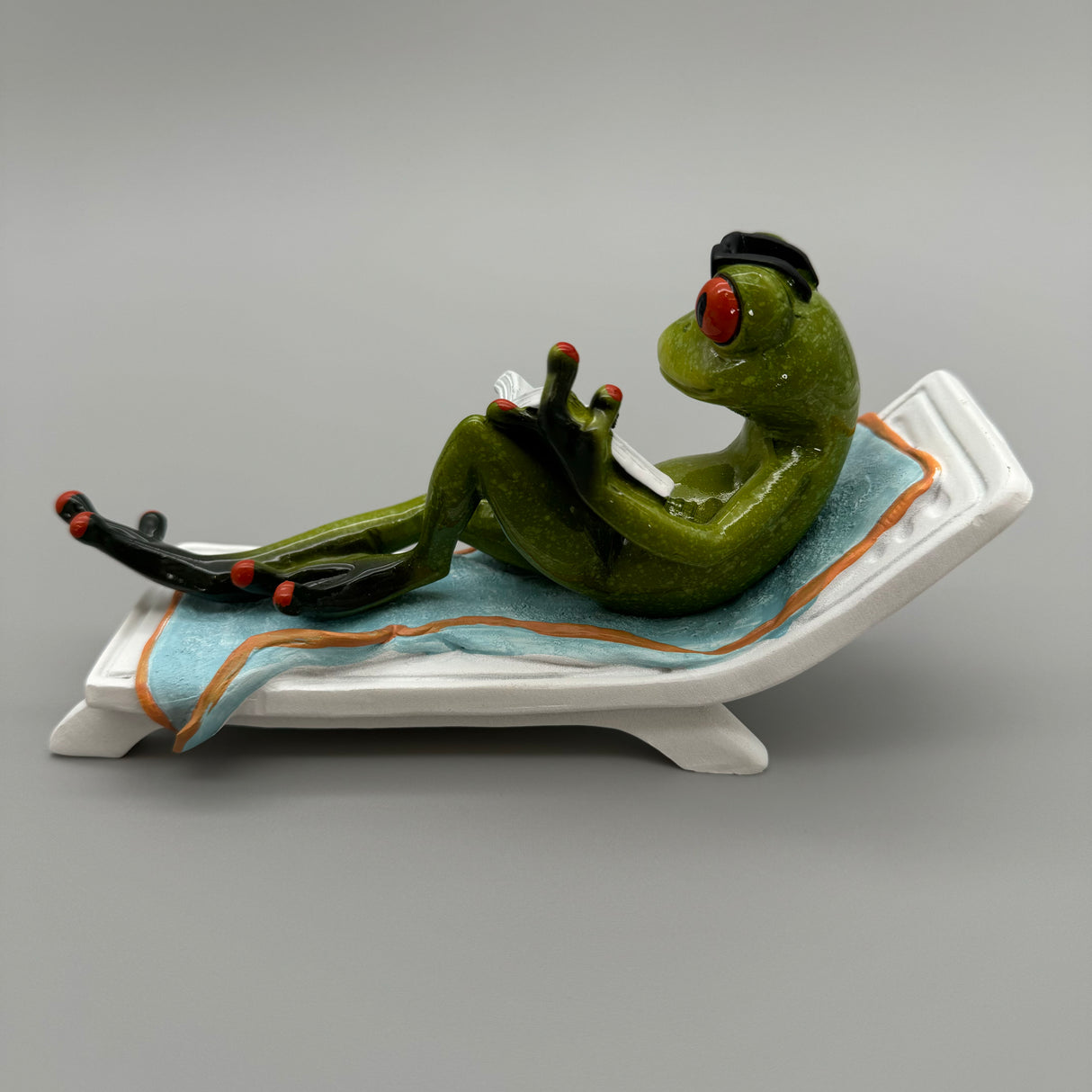 Charmante Frosch-Dekofigur als Urlauber: 19x10 cm, Handbemalt, Kunststein   von Wimpelberg