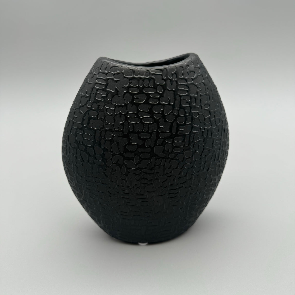 Elegante Keramikvase Schwarz-Matt: Handverziert  18x20cm von Wimpelberg