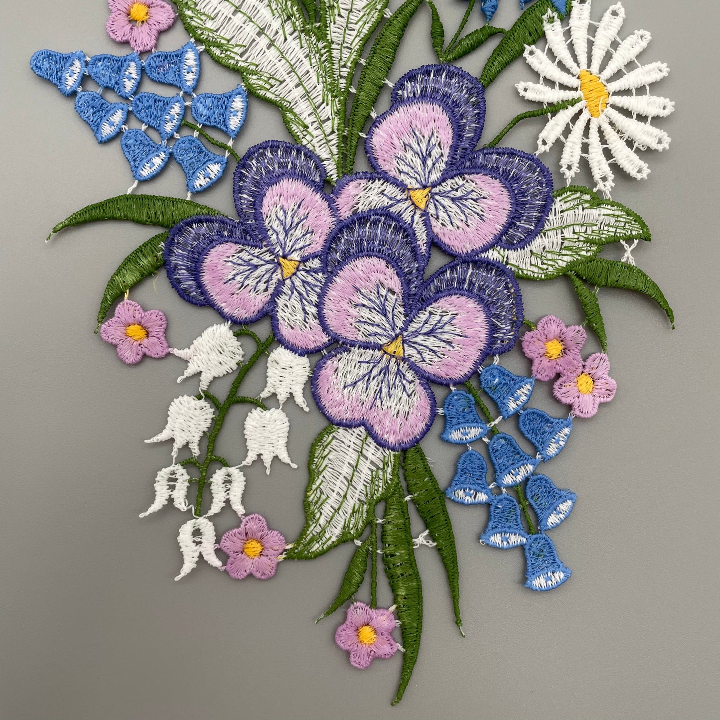 Fensterbild Blumenstrauß farbig | Plauener Spitze Fensterdeko   von Wimpelberg