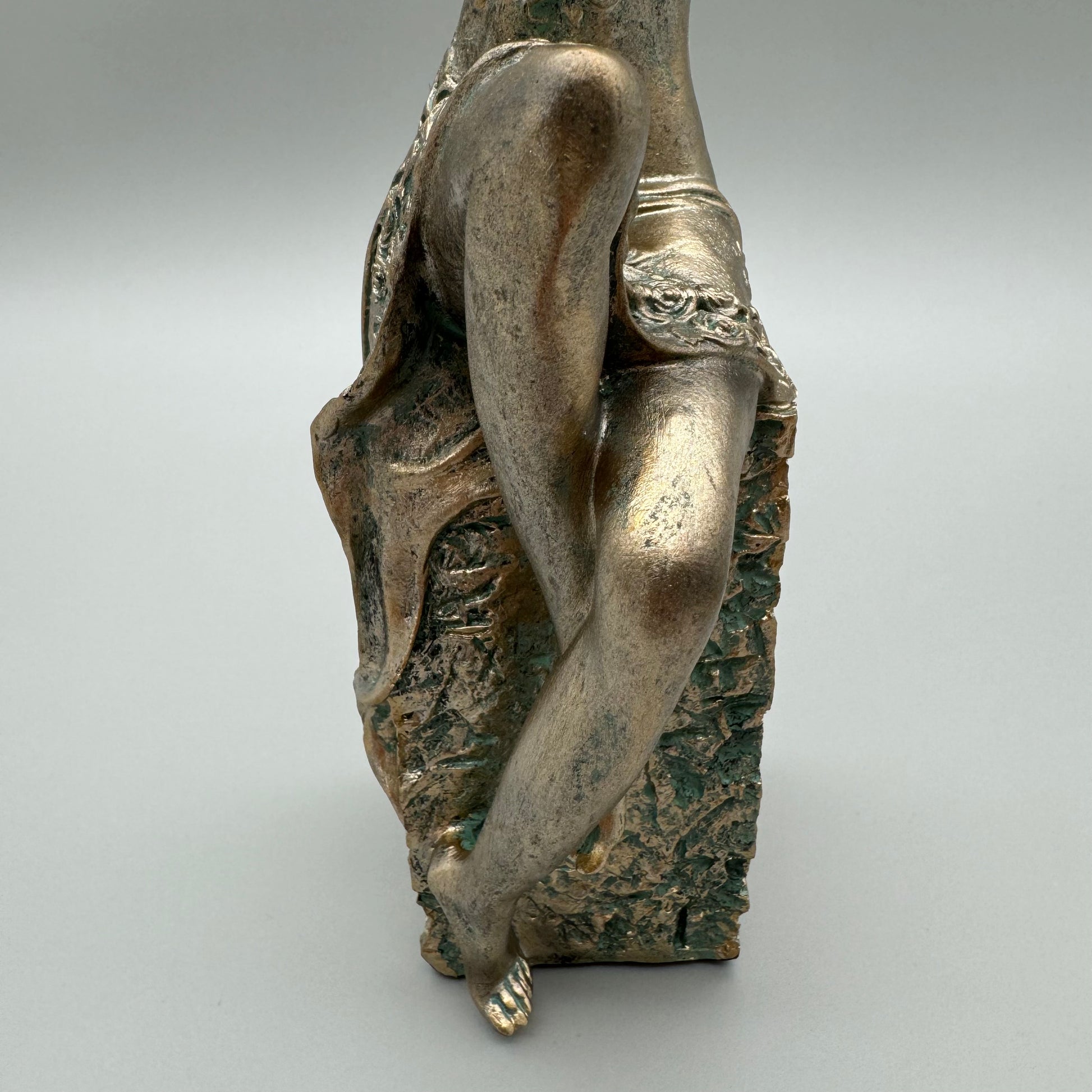 Kunststeinfigur: Elegante sitzende Dame, Bronzefarben, 29 cm   von Wimpelberg