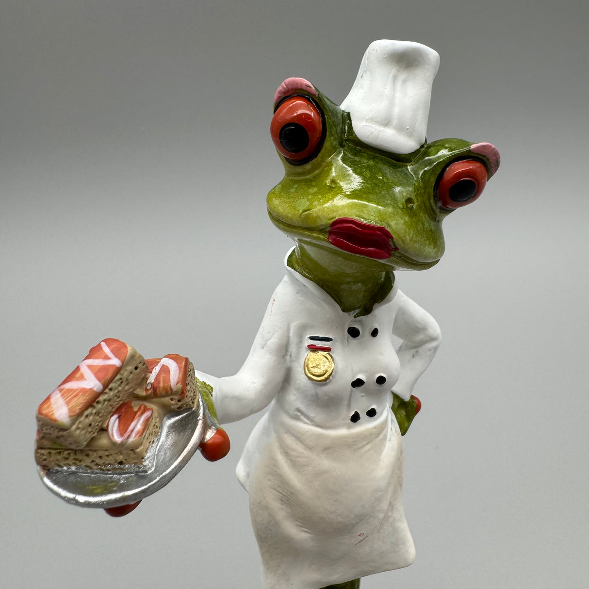 Deko Frosch Figur - Bäcker mit Kuchen | Formano Deko Froschhausen von Wimpelberg