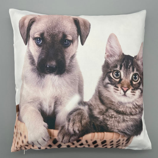 Kissenhülle Katzen und Hunde Deko | 40x40cm  Hund und Katze im Körbchen von Wimpelberg