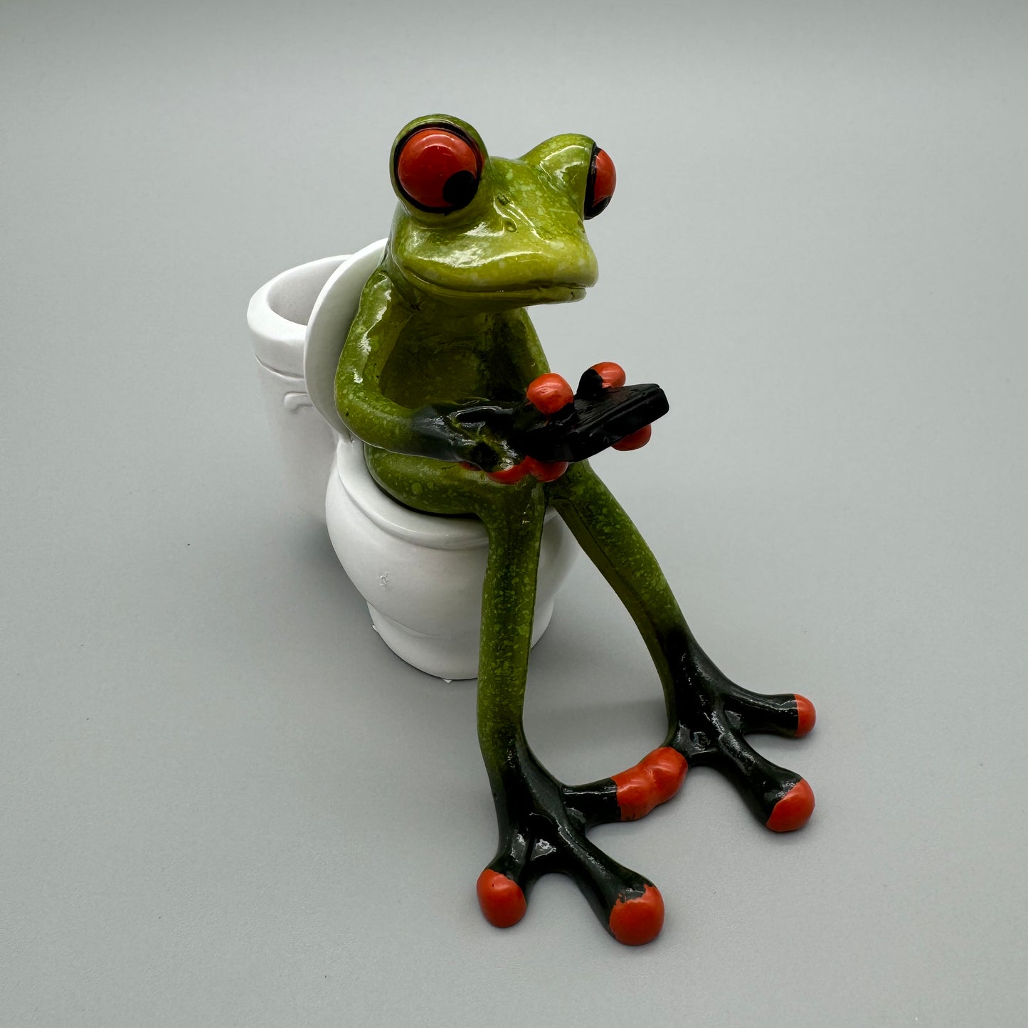 Witzige Frosch-Dekofigur auf Toilette: 13cm, Hellgrün, Handbemalt, Kunststein   von Wimpelberg