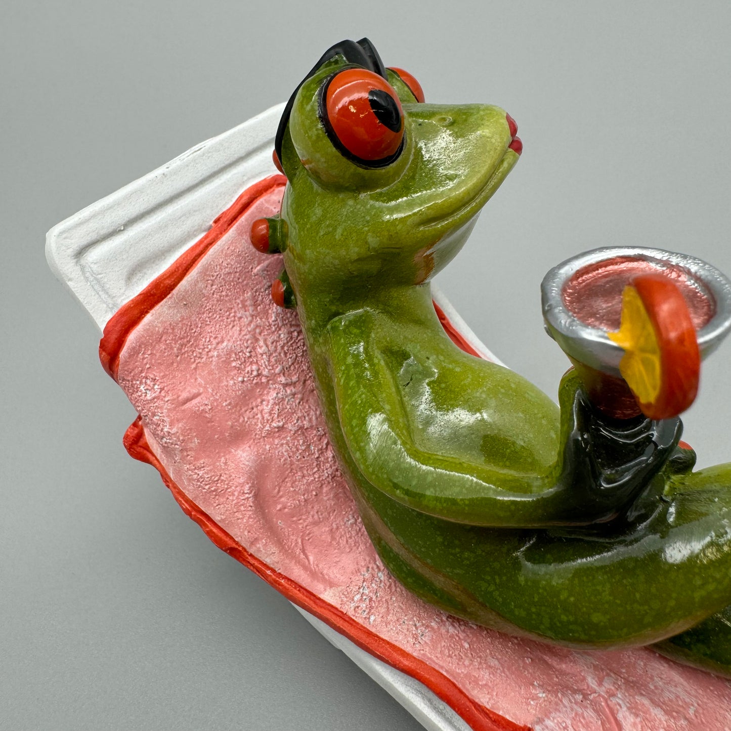 Charmante Frosch-Dekofigur als Urlauber: 19x10 cm, Handbemalt, Kunststein   von Wimpelberg