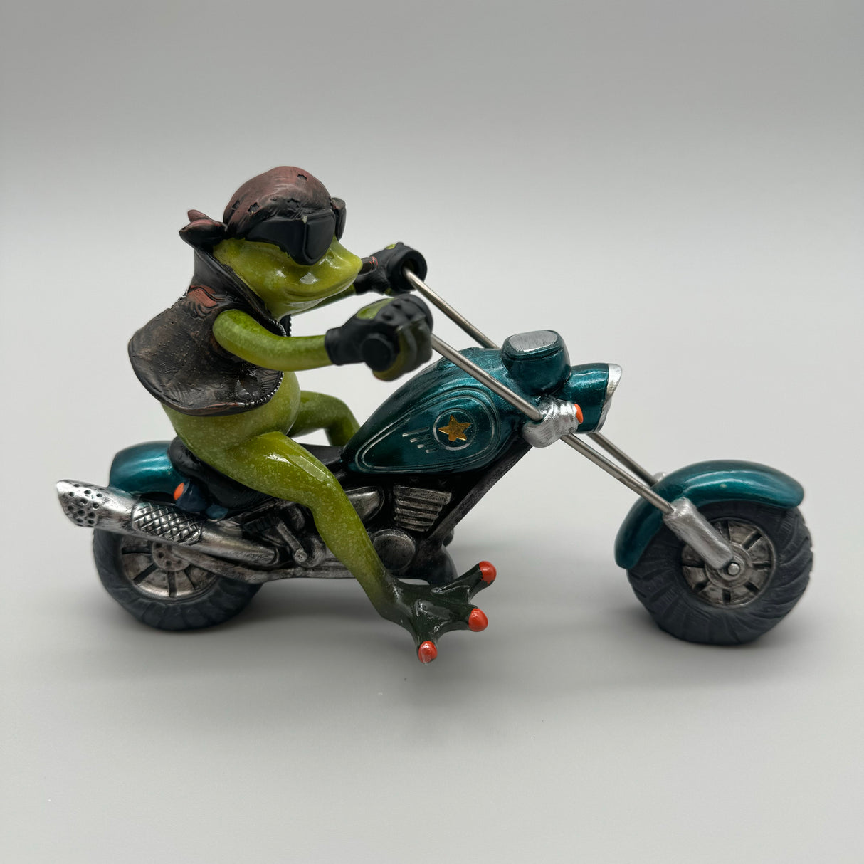 Origineller Frosch-Dekoartikel als Biker: 22 cm, Kunststein, Handbemalt   von Wimpelberg