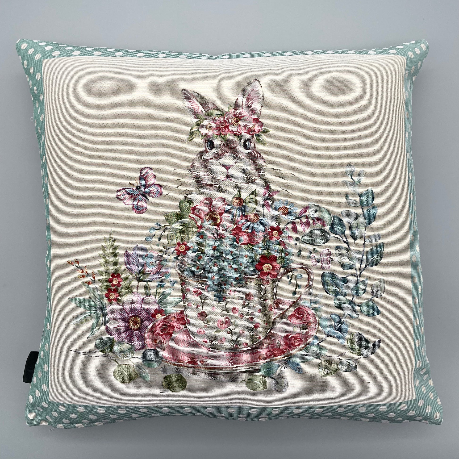 Kissenhülle Hase mit Blumen und Tasse Gobelin - 45x45cm | Kissenhülle für Ostern   von Wimpelberg