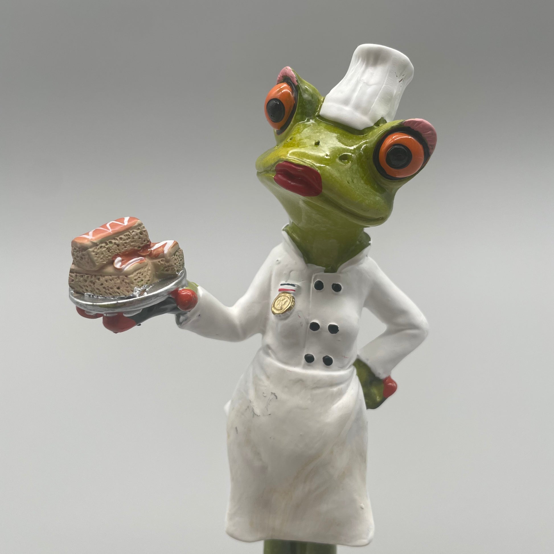 Frosch Keramik Figur - Bäcker mit Kuchen   von Wimpelberg