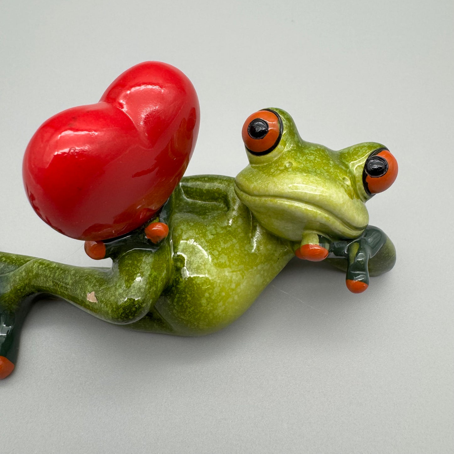 Dekofiguren Frösche mit Herzen – Formano Froschhausen aus Kunststein von Wimpelberg