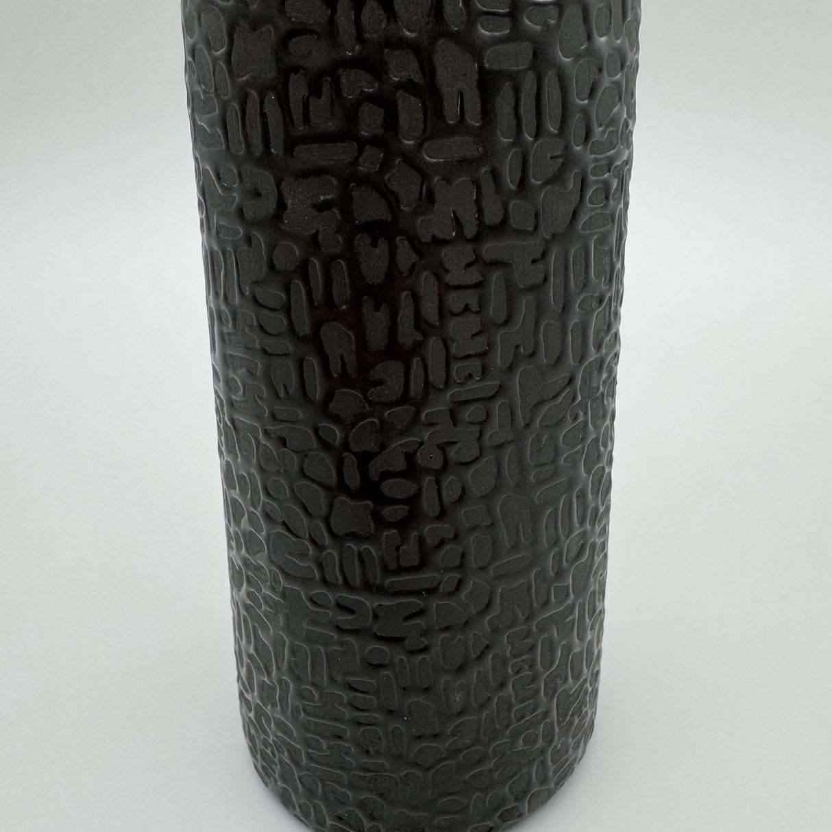 Schwarz-matte Keramikvase: 9x30 cm, Handverziert, Mit Filz-Sticker   von Wimpelberg