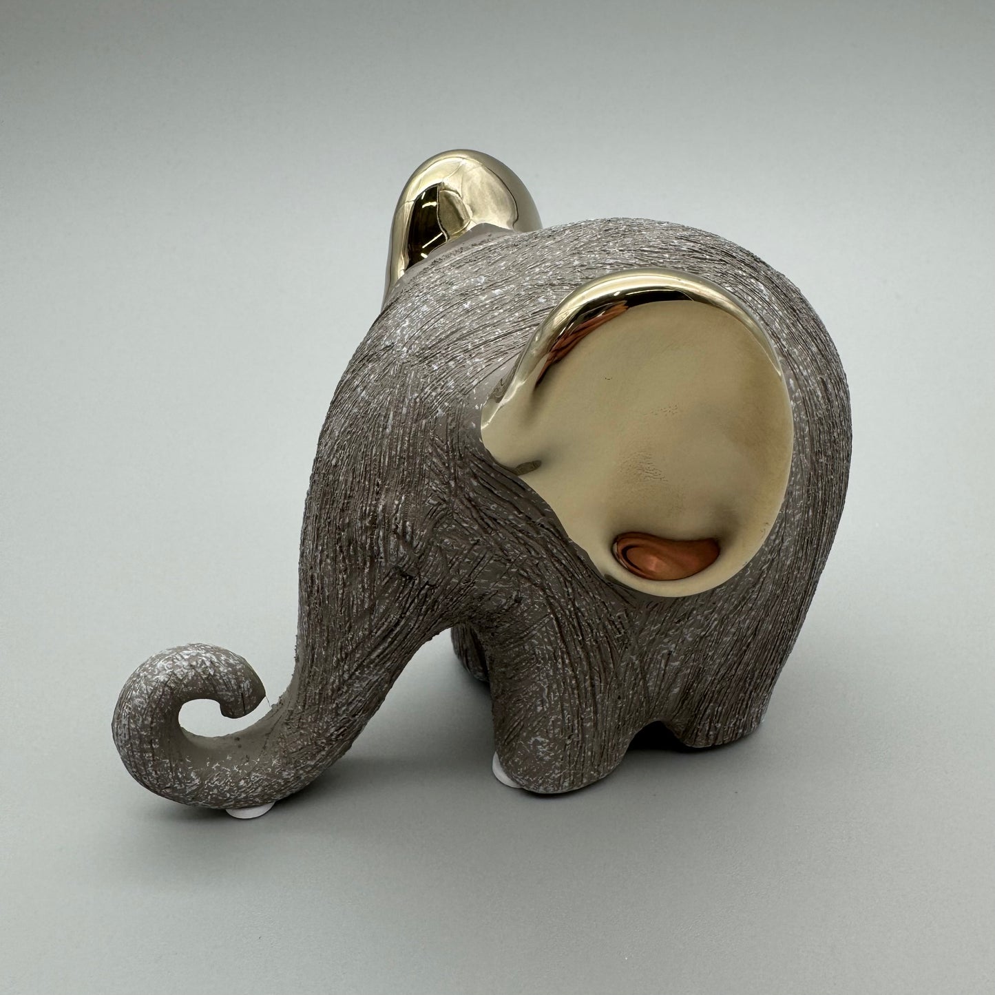 Stilvoller Elefant: 12 cm, Keramik, matte reliefierte Oberfläche, goldene Elemente   von Wimpelberg