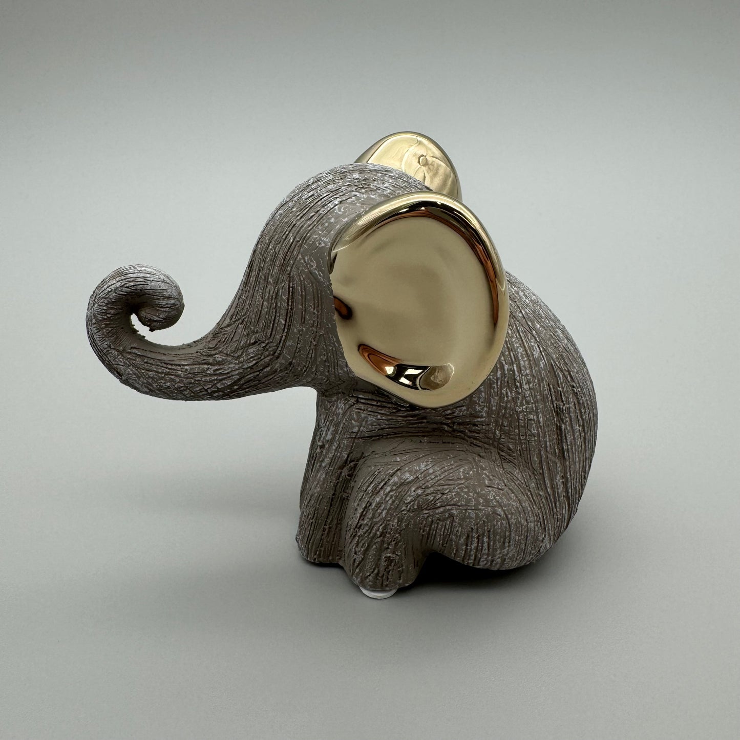 Stilvoller Elefant: 12 cm, Keramik, matte reliefierte Oberfläche, goldene Elemente   von Wimpelberg