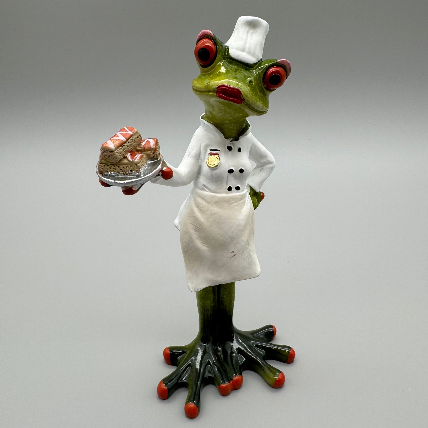 Frosch Keramik Figur - Bäcker mit Kuchen  Frau mit kleinem Kuchen Stück von Wimpelberg