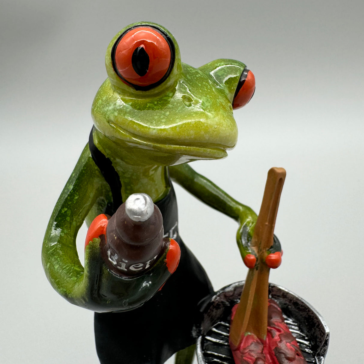 Frosch Figur "Der BBQ-Chef" - Frosch Deko Frühling   von Wimpelberg