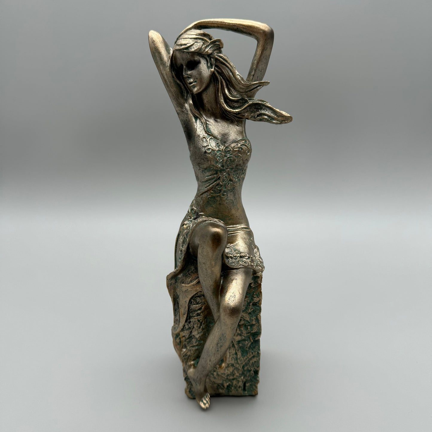 Kunststeinfigur: Elegante sitzende Dame, Bronzefarben, 29 cm   von Wimpelberg