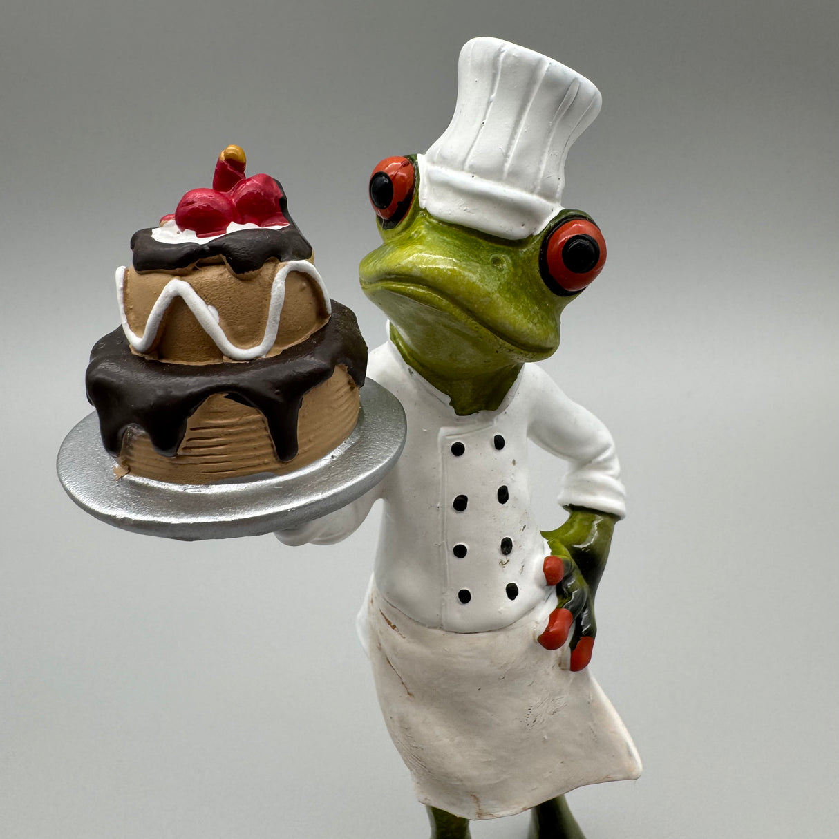 Deko Frosch Figur - Bäcker mit Kuchen | Formano Deko Froschhausen von Wimpelberg