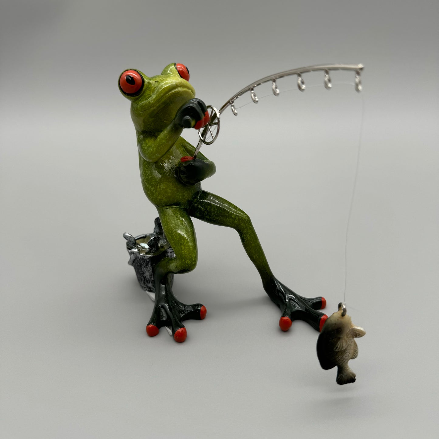 Lustige Frösche Figur: Frosch Angler mit Fisch – 15 cm aus Kunststein  Stehender Frosch von Wimpelberg