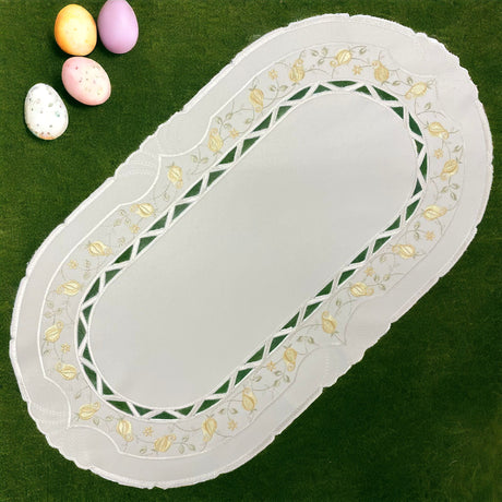 Tischläufer Plauener Spitze 30x55cm oval creme-gelb | Blumenmotiv   von Wimpelberg