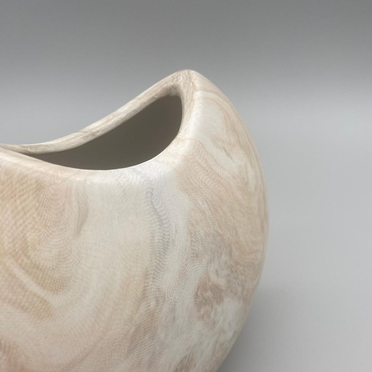 Deko Ovale Vase 20x16 cm – Keramik mit matter, creme-braun | Deko Vase modern   von Wimpelberg