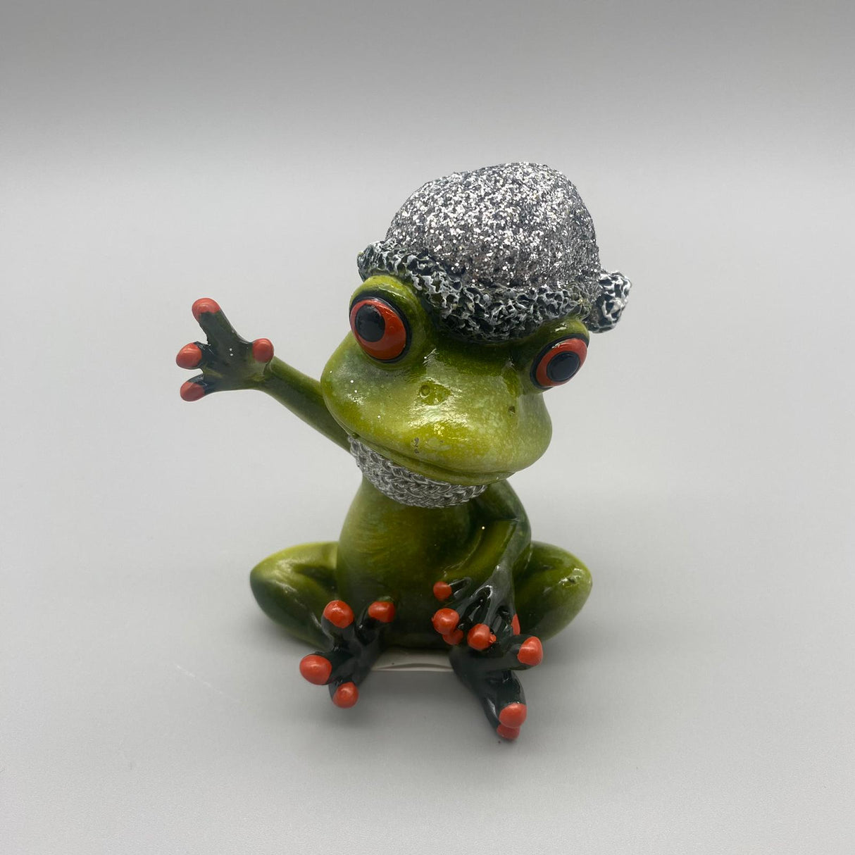 Deko Winterfrosch hellgrün aus Kunststein | Dekofigur Winter Frosch  Mann sitzend mit Hand nach oben von Wimpelberg